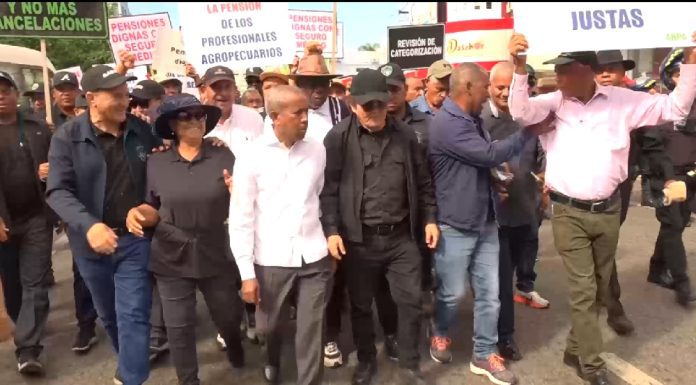 Agrónomos marchan hacia el Palacio Nacional en demanda de aumento salarial