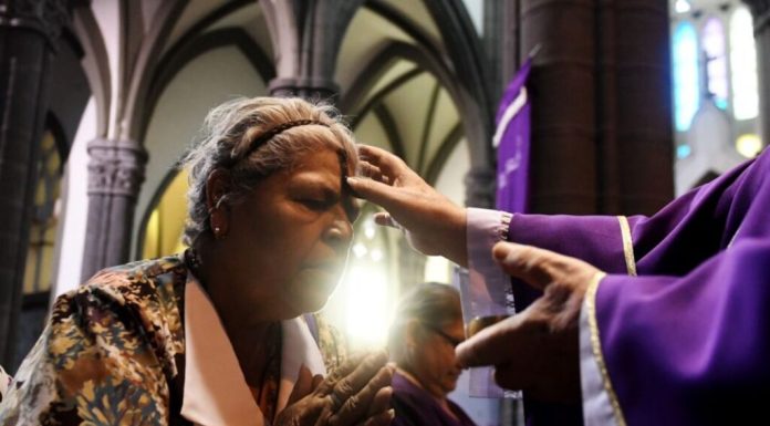 Con la imposición de la ceniza, los católicos inician hoy la cuaresma