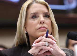 La monarquía británica se tambalea tras el arresto del expríncipe Andrés