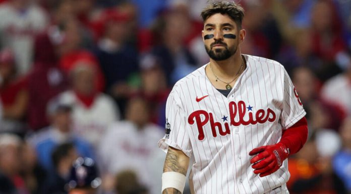 Nick Castellanos queda fuera de los Filis tras llevar cerveza al dugout