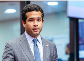 Omar Fernández asigna Fondo Gadiel para apoyo a niños con VIH