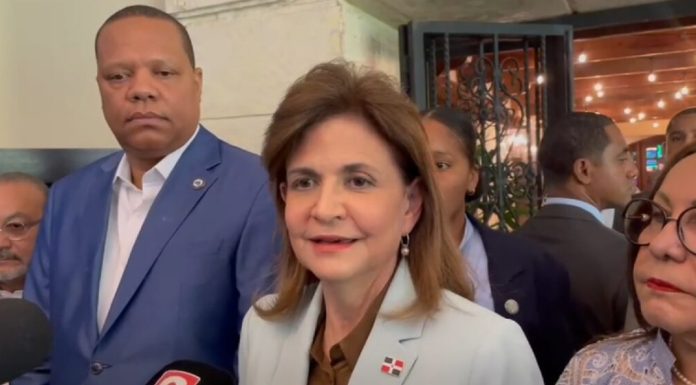 Vicepresidenta Raquel Peña y el director del SNS escuchan los reclamos de las enfermeras
