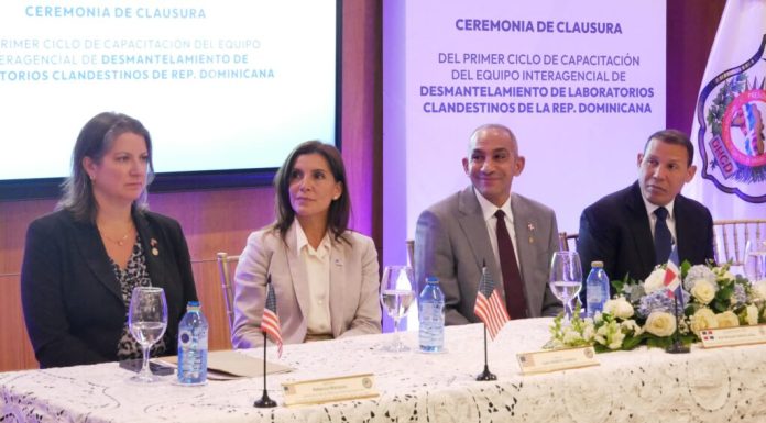 Embajadora de EUA y Presidente de DNCD clausuran primer ciclo de capacitación en desmantelamiento de laboratorios clandestinos