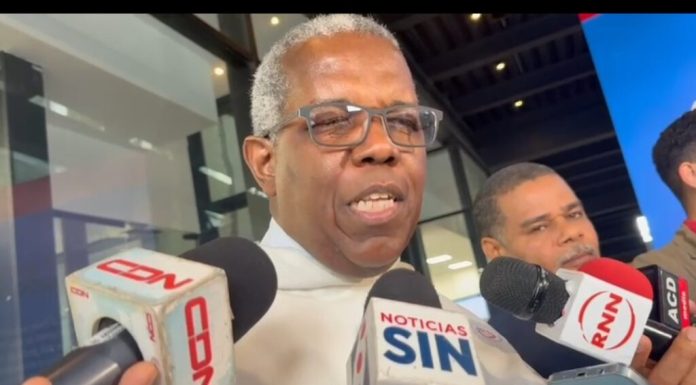 Sacerdote pide gobierno investigar cierre oficina DEA en RD