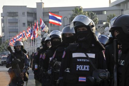 Un hombre irrumpe a tiros en escuela y mantiene como rehenes a estudiantes en Tailandia
