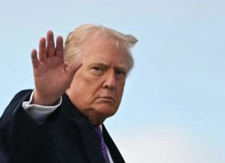 Trump condena fallo en contra de sus aranceles y anuncia nueva tasa global del 10 %