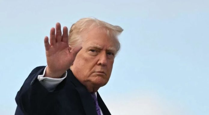 Trump condena fallo en contra de sus aranceles y anuncia nueva tasa global del 10 %