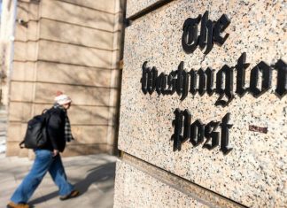 El director ejecutivo del Washington Post renuncia tras centenares de despidos