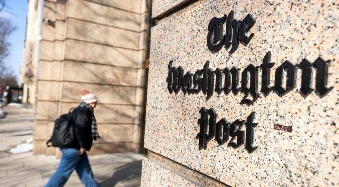 El director ejecutivo del Washington Post renuncia tras centenares de despidos