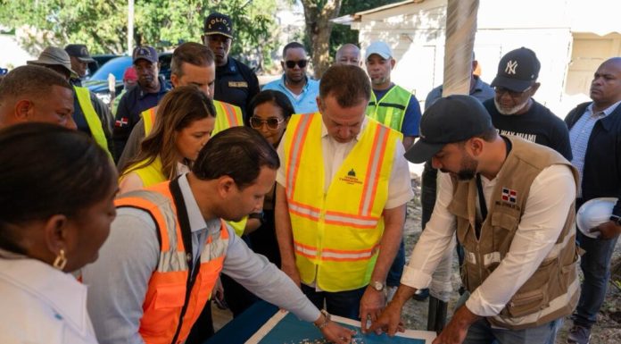 Ministro Ito Bisonó da inicio a proyecto de viviendas sociales y rehabilitación de hábitat en San Antonio de Guerra