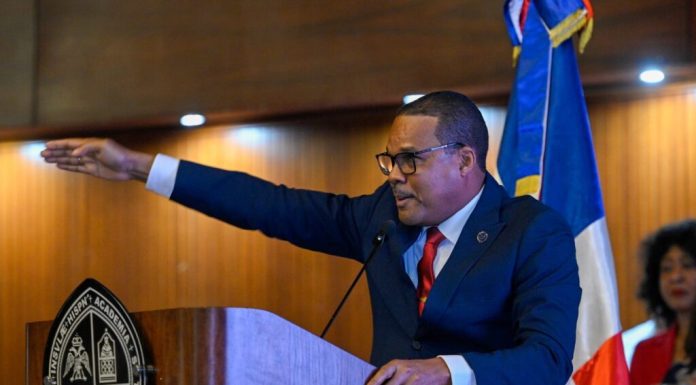 Con aires de innovación y continuidad Radhamés Silverio presenta candidatura a rector en la UASD