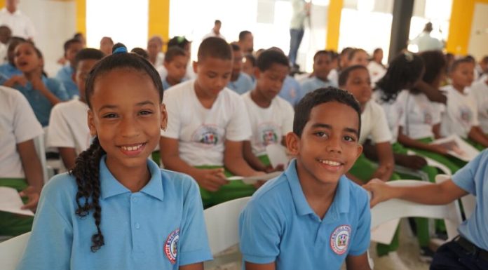 Luis Miguel De Camps felicita a los estudiantes en su día y ratifica una gestión educativa centrada en ellos como prioridad nacional