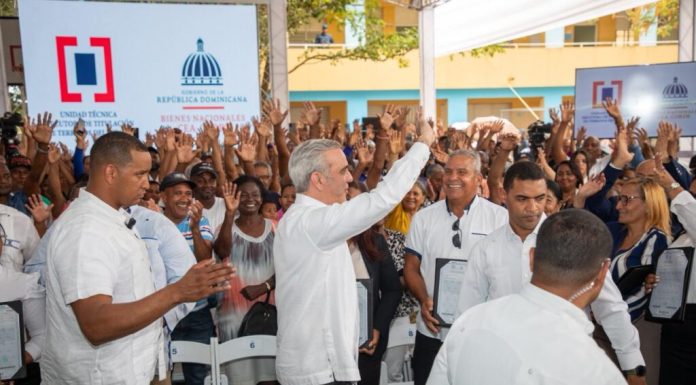 Presidente Abinader entrega 510 certificados de títulos de propiedad de 710 que contempló el proyecto El Valiente, que impacta a 2,840 personas de SDE