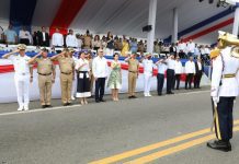Presidente Abinader observa desfile militar con imponente demostración de capacidad y modernización de las fuerzas del orden