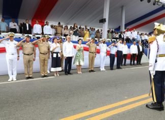 Presidente Abinader observa desfile militar con imponente demostración de capacidad y modernización de las fuerzas del orden