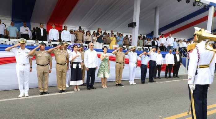 Presidente Abinader observa desfile militar con imponente demostración de capacidad y modernización de las fuerzas del orden