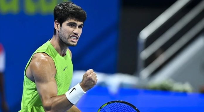 Carlos Alcaraz supera a Andrey Rublev y mantiene su paso perfecto hacia la final en Doha
