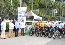 Video- Armando Rodríguez da banderazo de salida Vuelta Ciclística Independencia