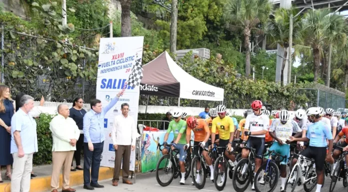 Video- Armando Rodríguez da banderazo de salida Vuelta Ciclística Independencia