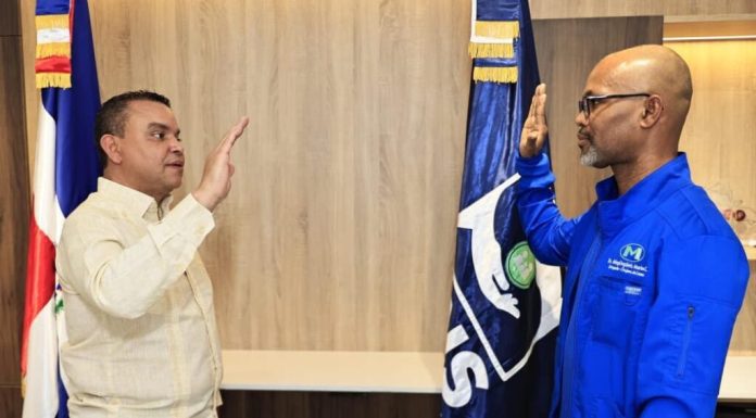 Director del Servicio Nacional de Salud juramenta nuevo director del Hospital Salvador B. Gautier