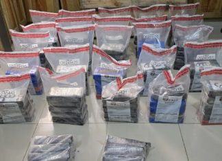 Autoridades de RD incautan lancha con 136 paquetes de cocaína; apresan tres dominicanos