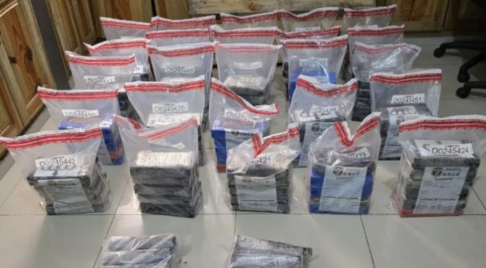 Autoridades de RD incautan lancha con 136 paquetes de cocaína; apresan tres dominicanos