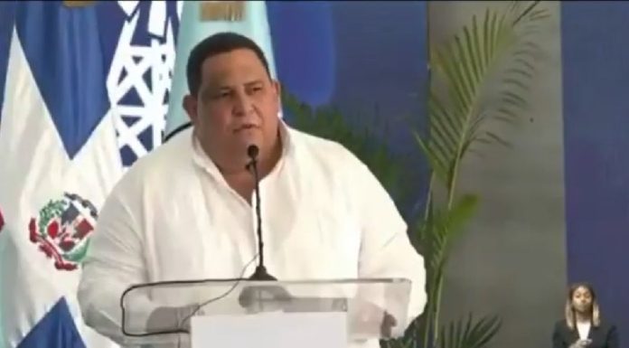 Alcalde de Azua menciona a Leonel en lugar de Abinader en inauguración de puente sobre el río Viajama