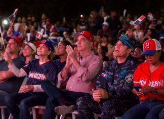 Presidente Abinader acude al Malecón para presenciar juego entre República Dominicana y Estados Unidos junto a los capitaleños