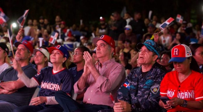 Presidente Abinader acude al Malecón para presenciar juego entre República Dominicana y Estados Unidos junto a los capitaleños