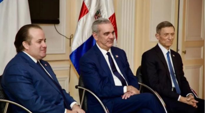 Presidente Abinader comparte con dominicanos en París y asegura Gobierno continuará brindando ayuda y oportunidades a la diáspora