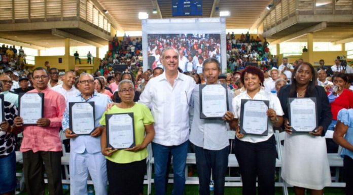 Abinader entrega 2,315 títulos de propiedad en San Pedro de Macorís