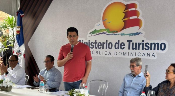 “Al que le pique, que se rasque” repsonde David Collado al defender las cifras récord del turismo dominicano