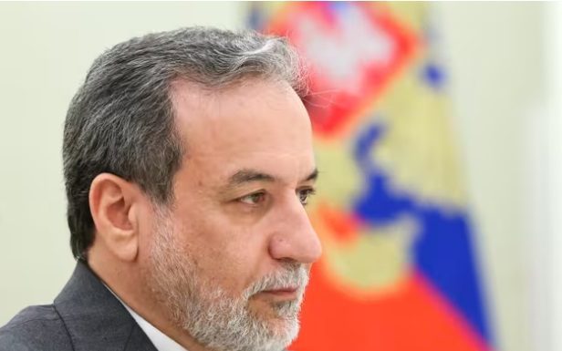 Araqchi asegura que Irán no ha dado orden de cerrar Ormuz en medio de la suspensión del paso por los bombardeos