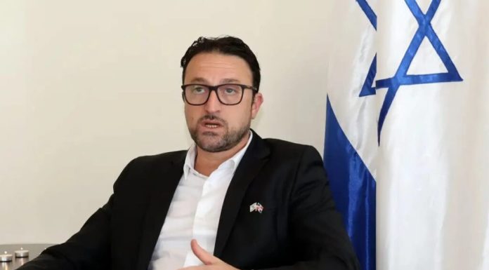 “Irán debe parar programas nucleares y misiles balísticos y tener nuevo gobierno; desconoce fin de la guerra”, dice Embajador Israel en RD, Raslan Abu Rakun