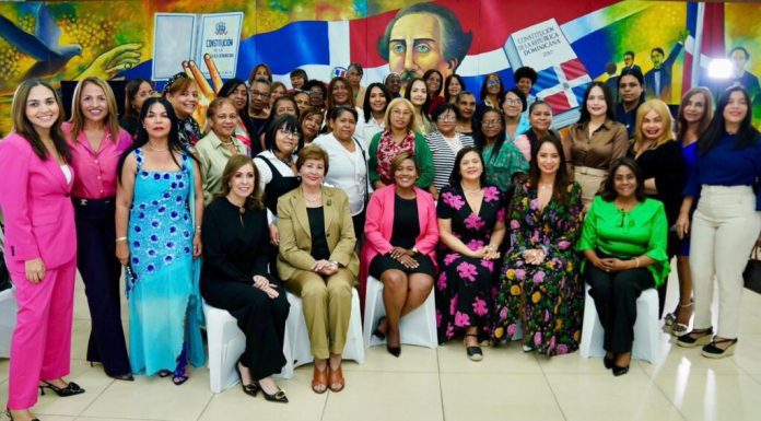 Fuerza del Pueblo impulsa formación para fortalecer liderazgo femenino