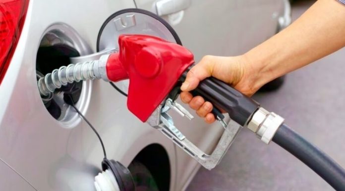 Gasolina en Estados Unidos supera los 4 dólares, precio más alto desde 2022