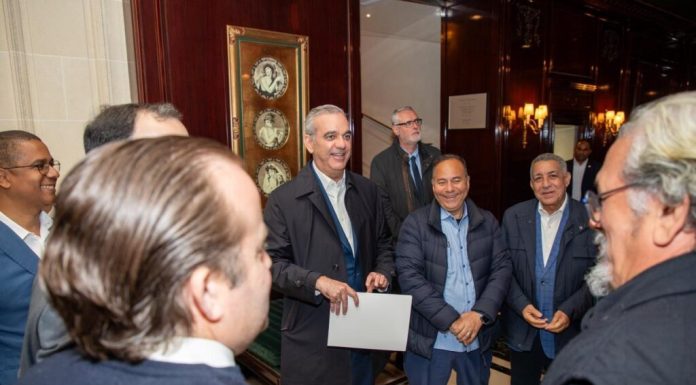 Presidente Abinader llega a París donde se reunirá con su homólogo Emmanuel Macron y participará en Foro Global Anticorrupción e Integridad