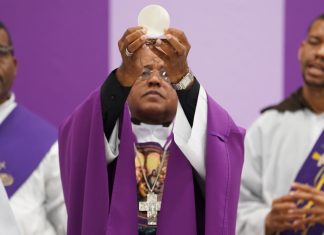 Obispo Stella Maris, Manuel Ruíz, llama a la familia a vivir una “Semana Santa Santamente”, en orden y paz