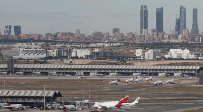 Estados Unidos suaviza la advertencia de viajar a Venezuela