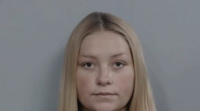 Exreina de belleza enfrenta cargos de homicidio en primer grado por la muerte de su hijo recién nacido