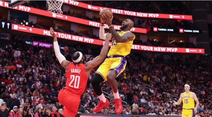 Los Lakers aprenden a ganar en el barro