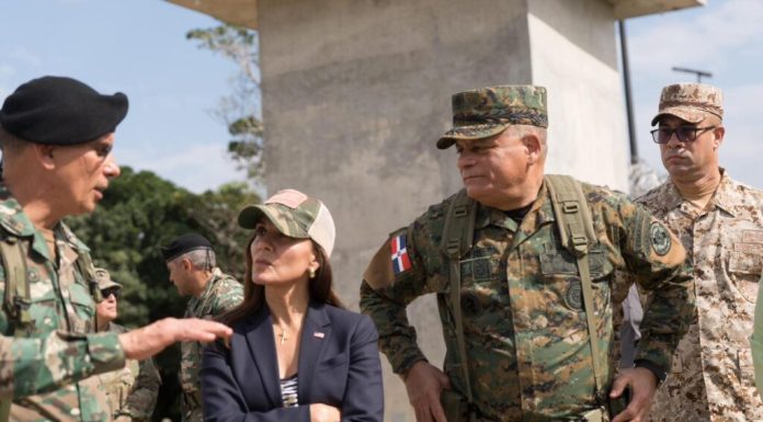 Ministro de Defensa y embajadora de Estados Unidos realizan recorrido por la zona fronteriza de Dajabón