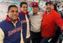 Partido entre RD y Venezuela en Clásico Mundial de Béisbol une en un abrazo y para la foto a Leonel Fernández y David Collado