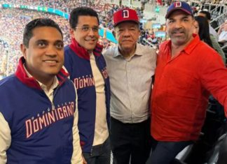 Partido entre RD y Venezuela en Clásico Mundial de Béisbol une en un abrazo y para la foto a Leonel Fernández y David Collado