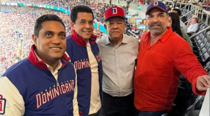 Partido entre RD y Venezuela en Clásico Mundial de Béisbol une en un abrazo y para la foto a Leonel Fernández y David Collado