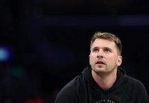 NBA sanciona a Luka Doncic con multa de 50,000 dólares por gesto hacia un árbitro