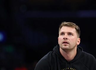 NBA sanciona a Luka Doncic con multa de 50,000 dólares por gesto hacia un árbitro