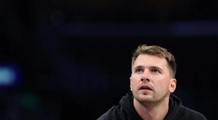 NBA sanciona a Luka Doncic con multa de 50,000 dólares por gesto hacia un árbitro