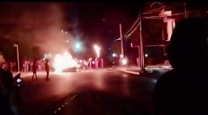 Manifestantes en Cuba incendian un edificio del Partido Comunista; una persona recibe un disparo