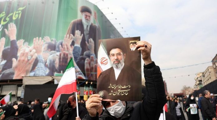 El nuevo líder de Irán aboga por cerrar el estrecho de Ormuz y bombardear bases de EE.UU. en su primer discurso